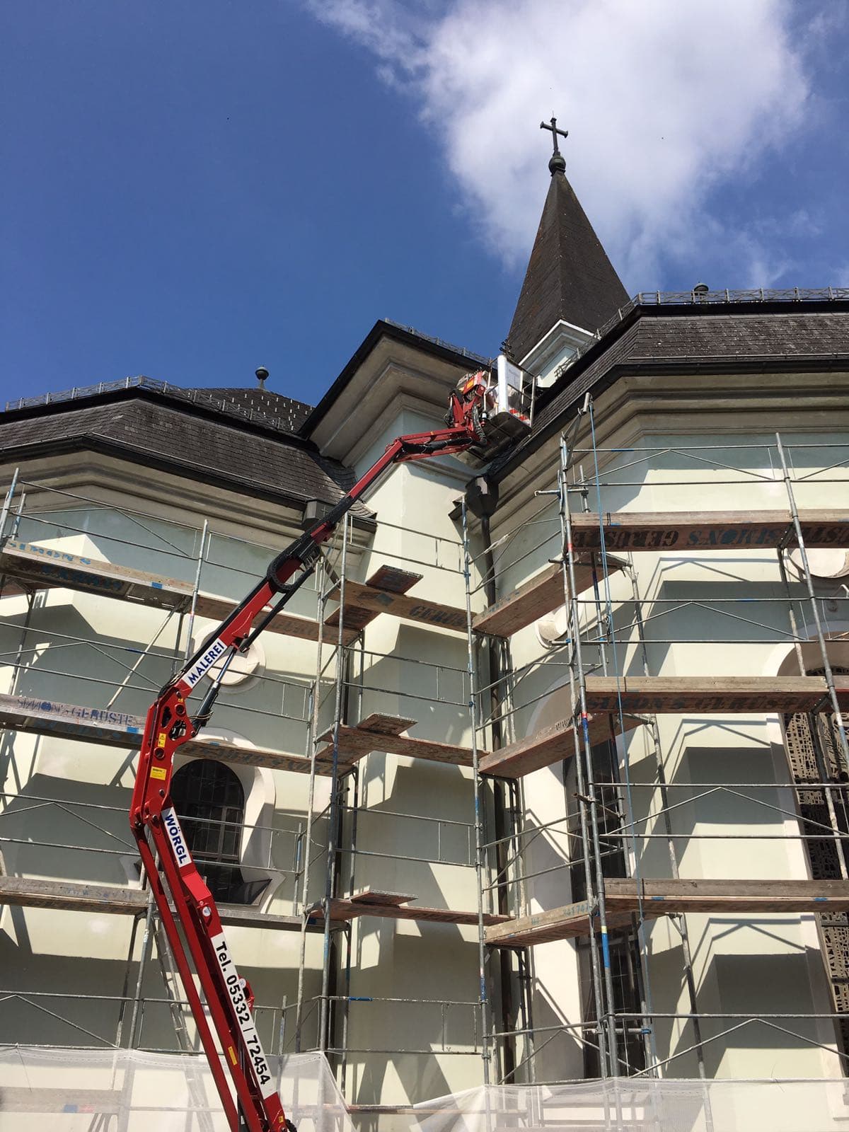 Stadtpfarrkirche Wörgl mit Gerüst während der Fassadensanierung