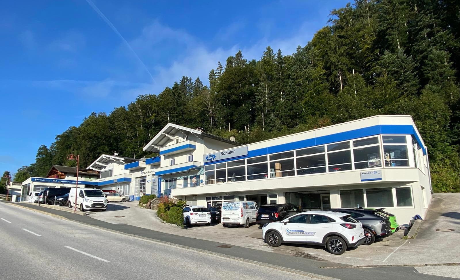 Betriebsgebäude des Autohauses nach dem Fassadenanstrich
