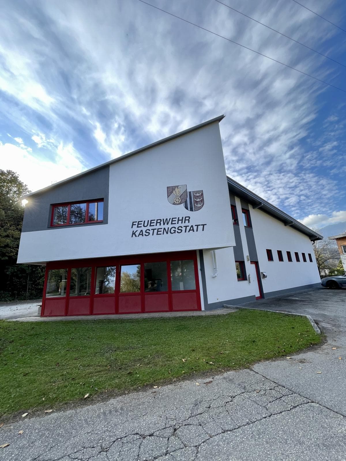 Feuerwehrhaus Kastengstatt mit zweifärbiger Fassade