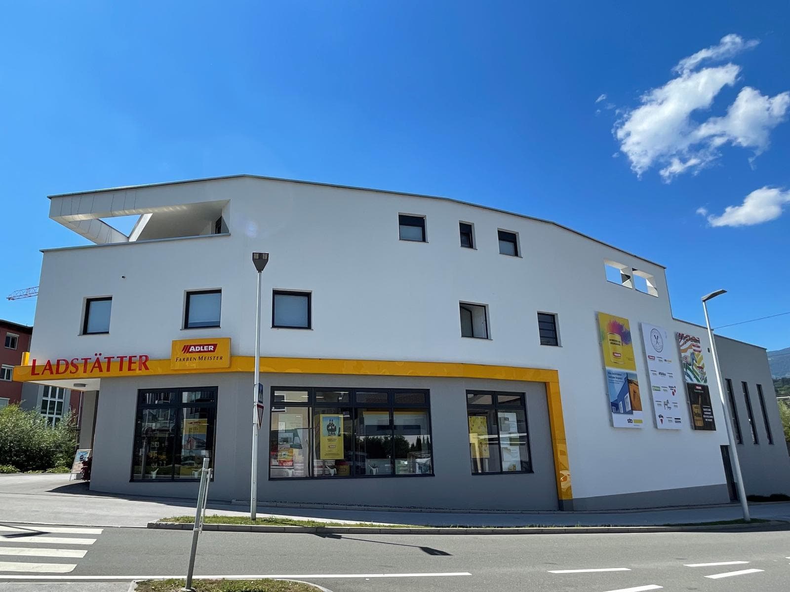 Das Farbenhaus Ladstätter in Wörgl von außen