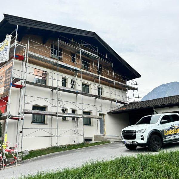 Fassadensanierung eines Wohnhauses mit Gerüst