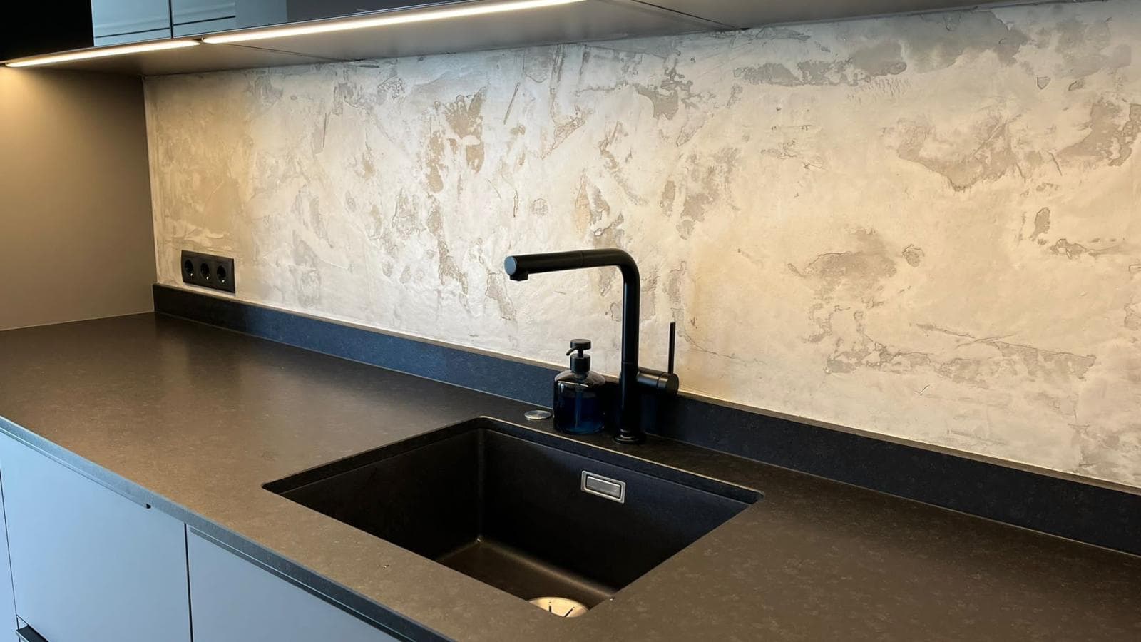 Spachteltechnik als Küchenrückwand in warmem Kalkton