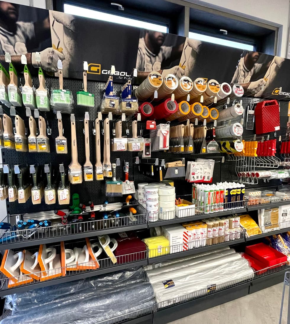 Pinselwand im Farbenhaus Ladstätter
